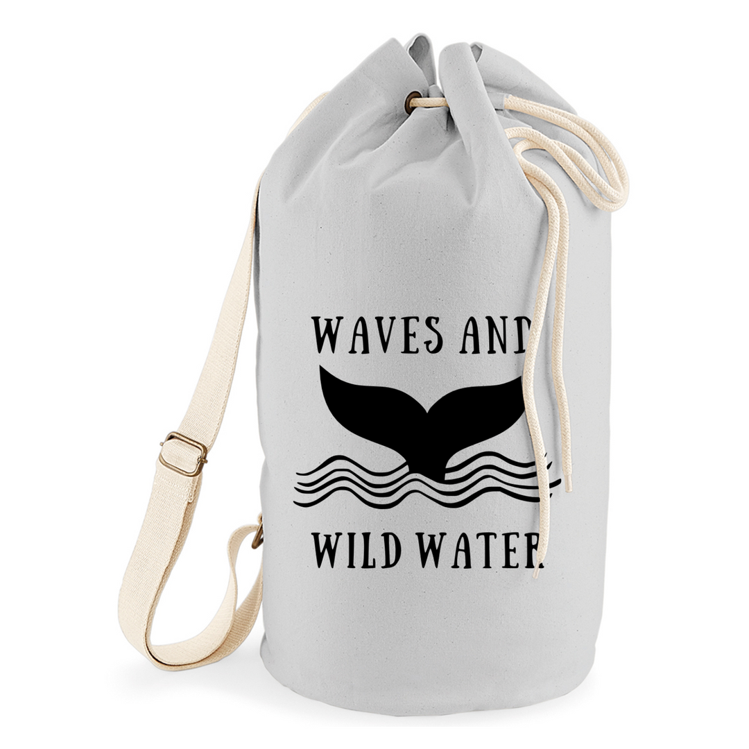 For all you salty sea dogs, this fab shoulder bag has a 20 litre capacity, and a comfortable strap and draw cord fastening. The Frosty Morning grey goes perfectly with the black printed Waves and Wild Water logo.